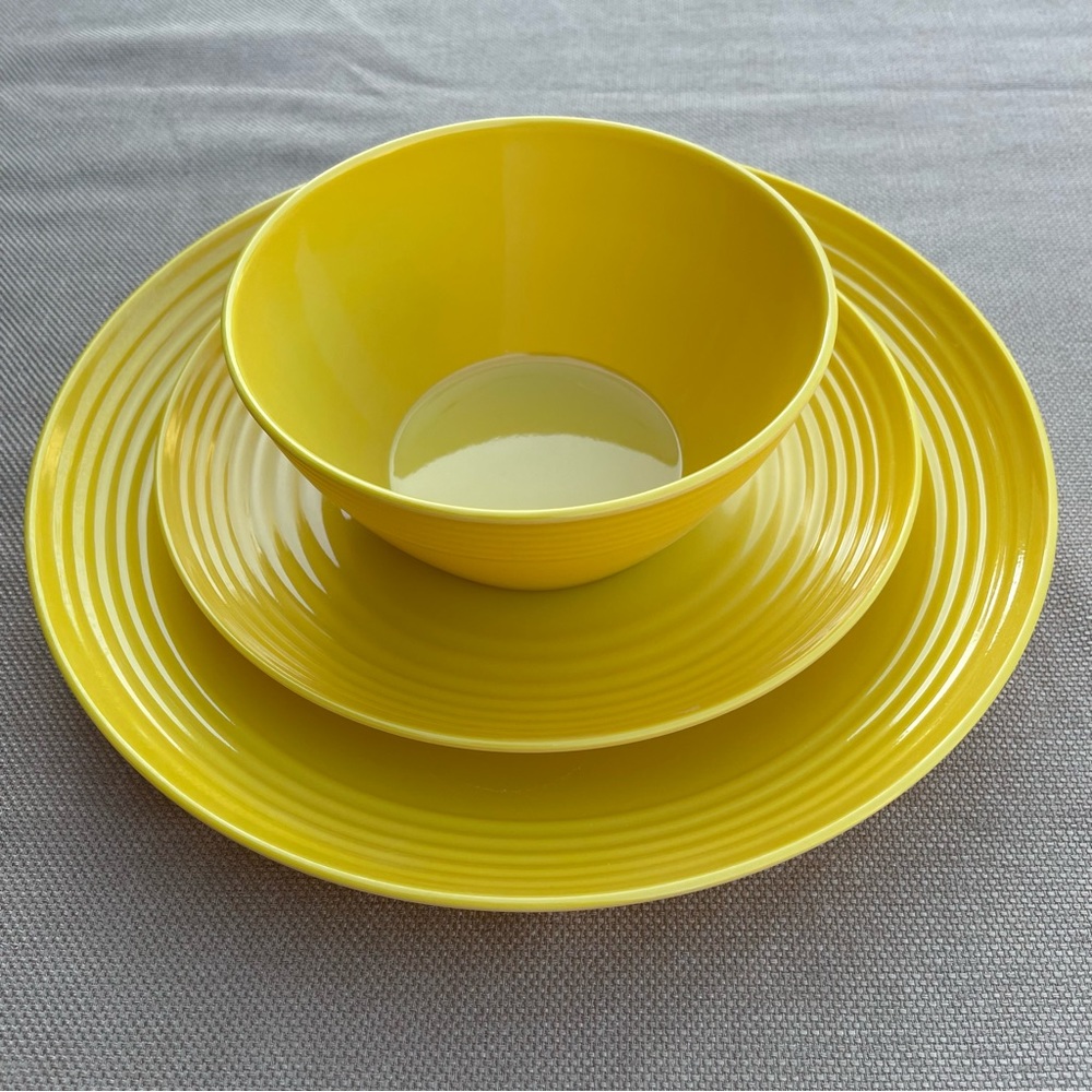 Melange 18-Piece Melamine “Solids Collection” Dinnerware Set - Yellow